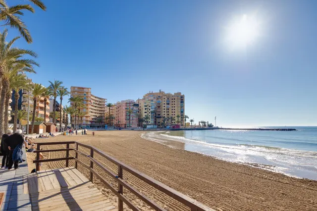 Bungalow de 3 dormitorios con piscina comunitaria en la playa de Los Locos — 49