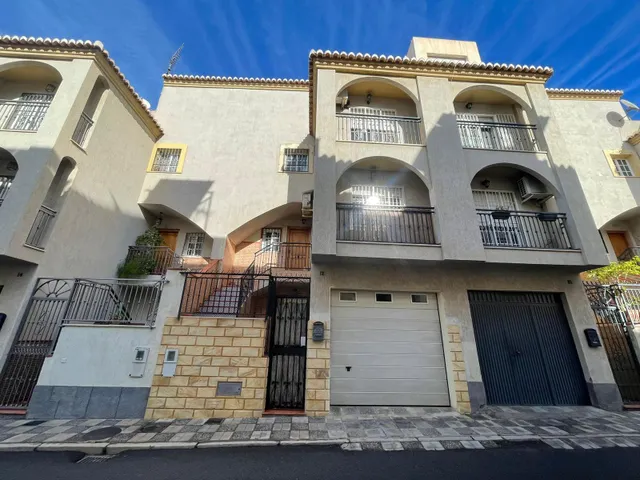 Adosado en Motril por 237000€ — 41