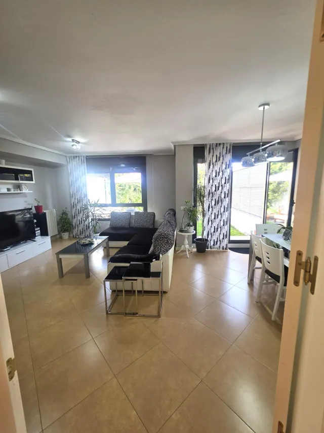 Chalet de esquina en zona hospital — 18