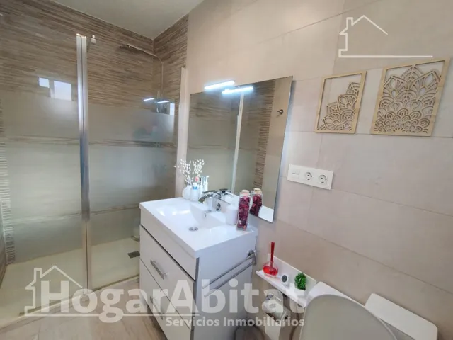 Espacio exterior, luz y privacidad en este adosado reformado en esquina con gran terraza y piscina comunitaria — 38