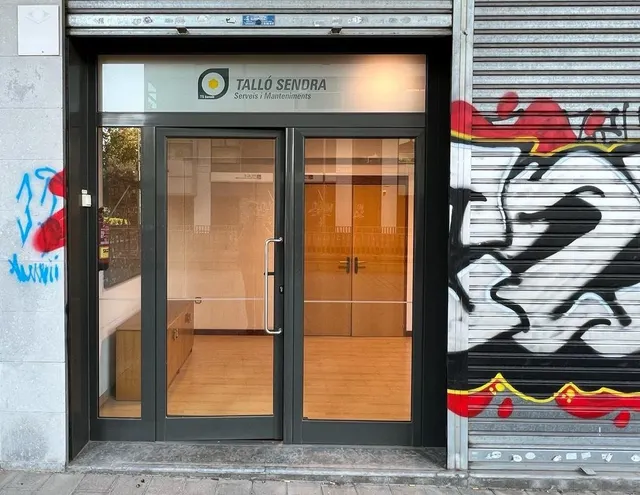 LOCAL COMERCIAL  Y PLAZA DE PARKING EN COVADONGA — 2