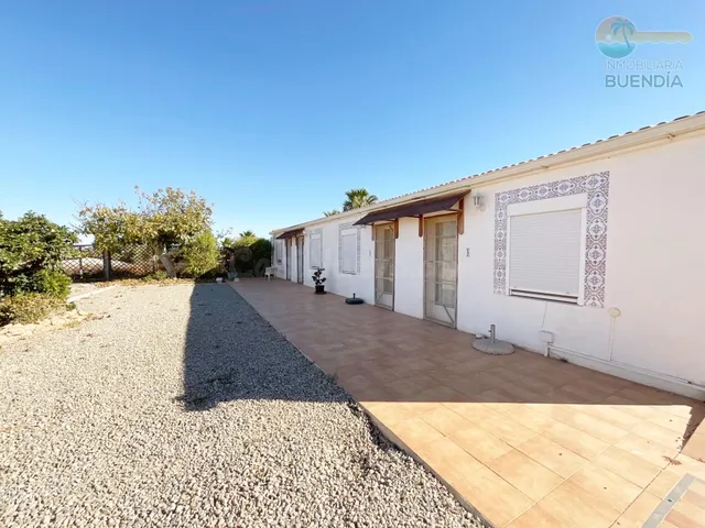 TERRENO CON CASA PRINCIPAL Y VARIAS PARA INVITADOS O ALQUILA - foto 2