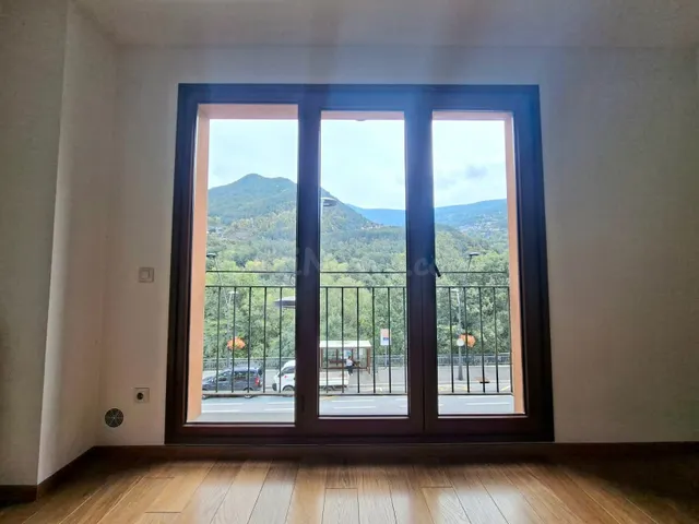 Piso luminoso con encanto y vistas a la montaña — 2