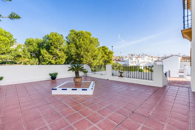 Villa Independiente de Estilo Andaluz en Arroyo de la Miel – Parcela de 813 m2 — 27