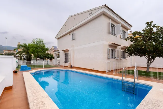 Amplia vivienda con piscina privada, terraza y garaje cerrado — 2