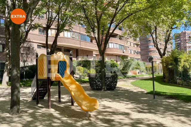 Amplio apartamento a estrenar, funcional y versátil, con zona de despacho, en una cuidada urbanización con piscina y jardines. — 6