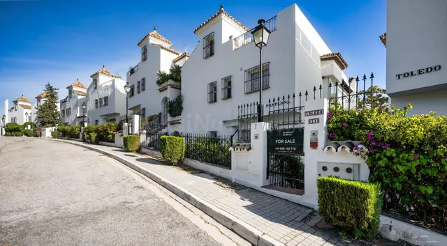 Casa adosada de dos plantas de 4 dormitorios y 3 baños en ve - foto 2