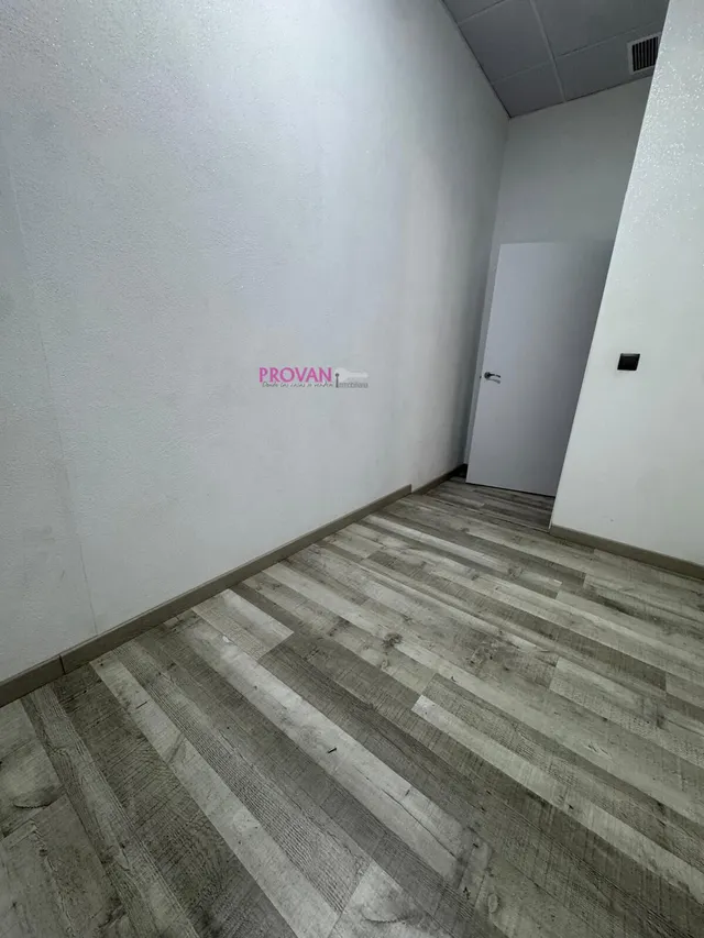 Local comercial en alquiler con tres salas y baño  adaptado — 11
