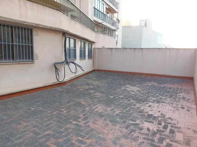 Se alquila local comercial con mucha fachada, muy cerca de El Corte Inglés y Parque Ribalta, frente — 25