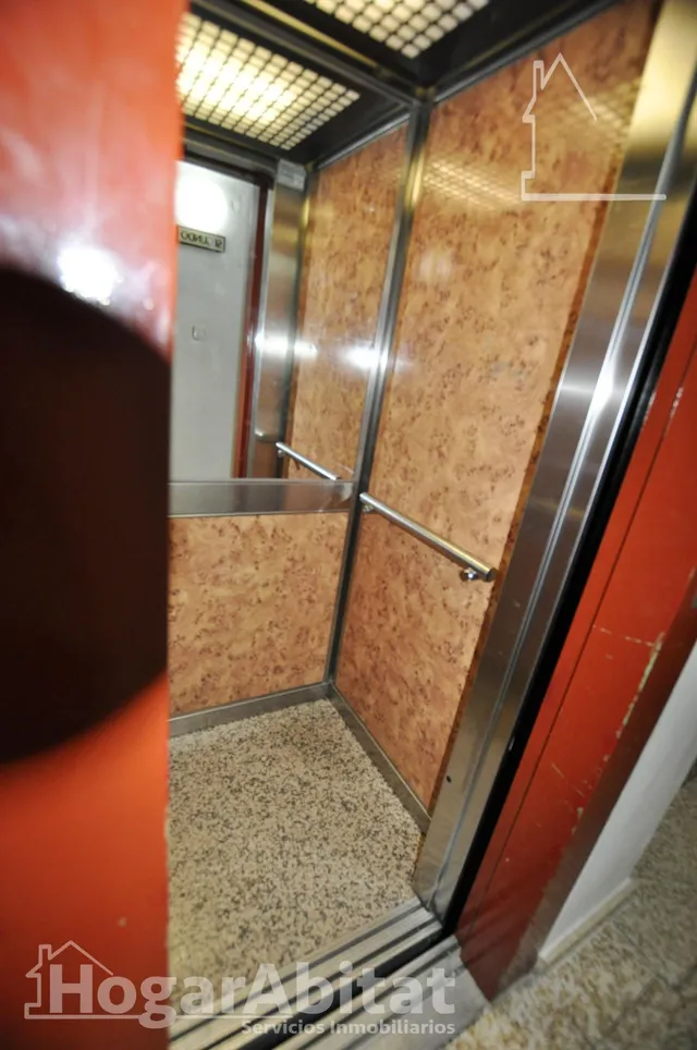 ¡EN PLENO CENTRO! AMPLIO, BONITO Y EXTERIOR CON DOS BALCONES Y ASCENSOR — 32