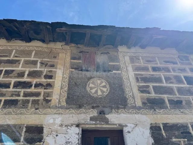 Gran casa y Almacen con finca en Villardeciervos - foto 4