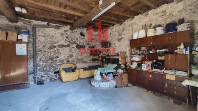 CASA DE PIEDRA CON PATIO Y TERRAZA CON BUENAS VISTAS EN LA ZONA DE CASTRELO. — 30