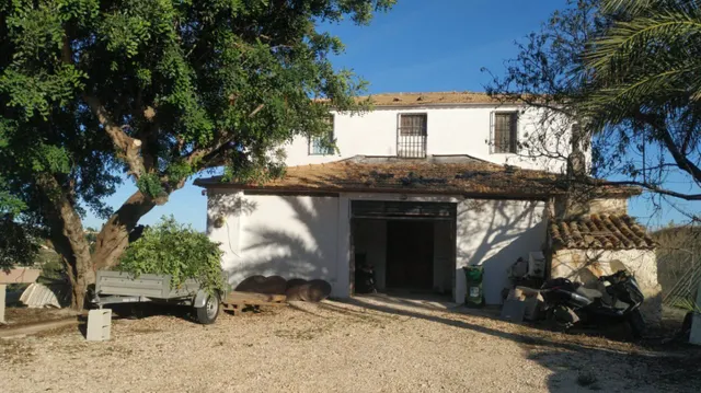 Parcela de 12.137 m2 con casa rústica habitable y bonitas vistas al mar y al Peñón de Ifach  - Benissa — 2