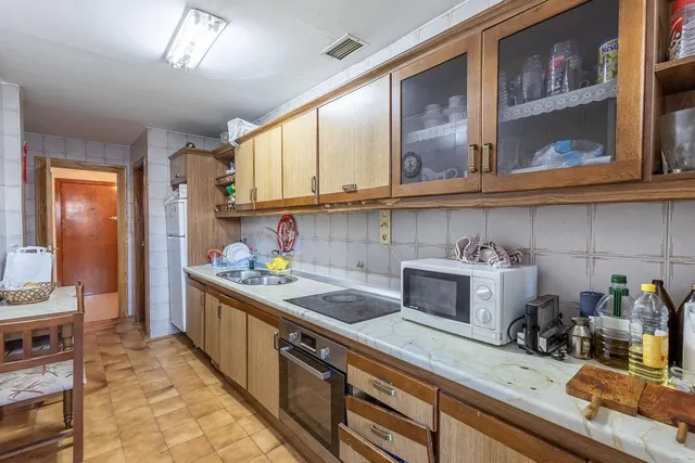 Traumatología (zona). Piso 4 dormitorios, 2 baños. Calefacción central. Plaza de aparcamiento y trastero. — 18