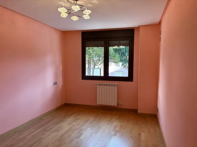 SE VENDE APARTAMENTO SEMINUEVO EN VALENCIA DE DON JUAN, COCINA AMUEBLADA, 2 HAB., SALÓN,  2 BAÑOS, TRASTERO, ASCENSOR Y PLAZA DE GARAJE. — 5