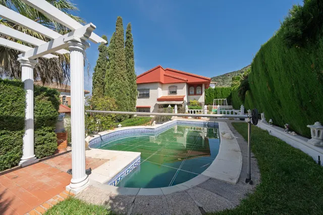 CHALET INDEPENDIENTE EN URBANIZACION EL PUNTAL PADUL.