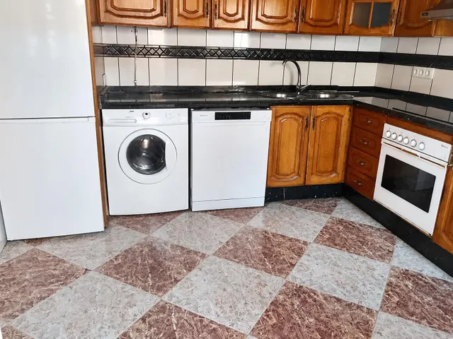 Casa de una planta con 4 Domitorios y patio en la zona de Cañero. — 4