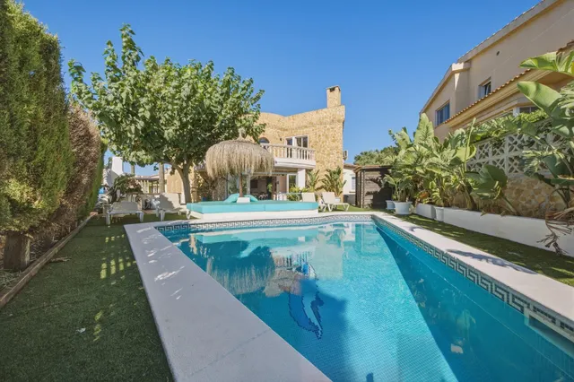ESPECTACULAR VILLA CON PISCINA, 6 DORMITORIOS EN SUITE Y VISTAS AL MAR EN SA TORRE — 37