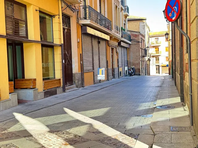 AMPLIOS LOCALES EN VENTA UBICADOS JUNTO A LA PLAZA MAYOR DE ZAMORA. — 2
