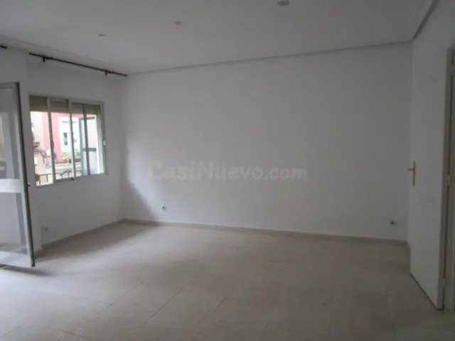 Triana, junto San Jacinto. Excelente piso de 2 habitaciones  - foto 2
