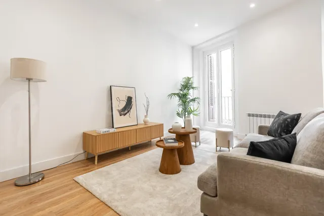 Piso exterior reformado con balcón en finca clásica junto a  - foto 4
