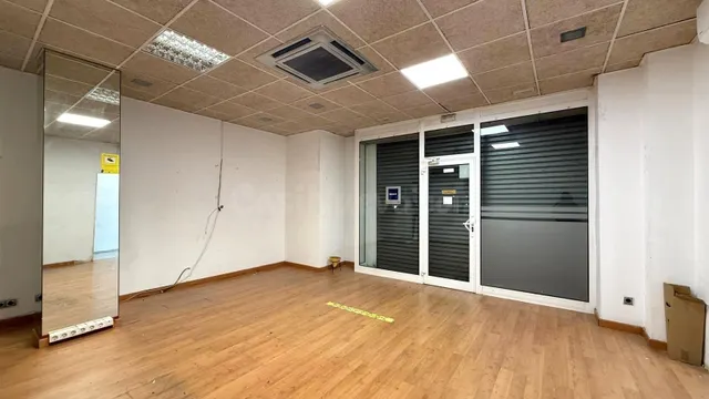 Amplio Local Comercial en Alquiler en Montigalà, Badalona -  - foto 2