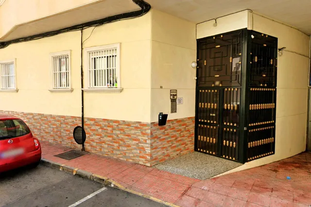 Apartamento elegantemente reformado, céntrico y espacioso. Balcón con orientación oeste ¡y a solo 550 m de Playa del Cura! en Torrevieja — 24