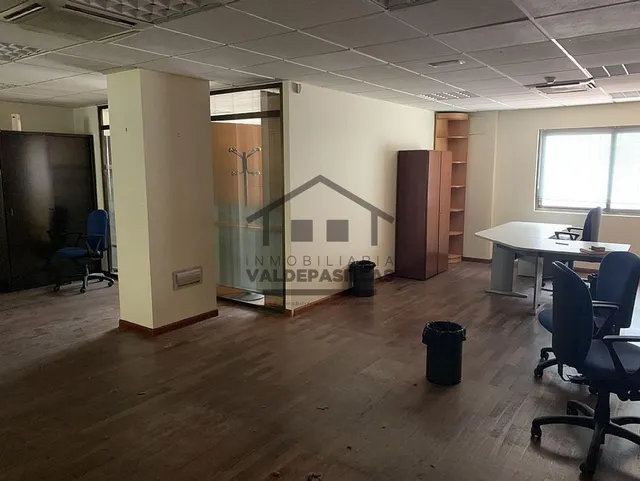ACTIVO BANCARIO. Entreplanta en Avenida Juan Carlos I, adaptada para despacho profesional. — 6