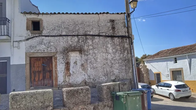 Terreno urbano con casa en Montanchez - foto 2