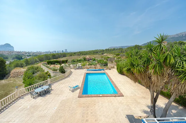 Se vende villa española con piscina privada y mucha intimida - foto 2