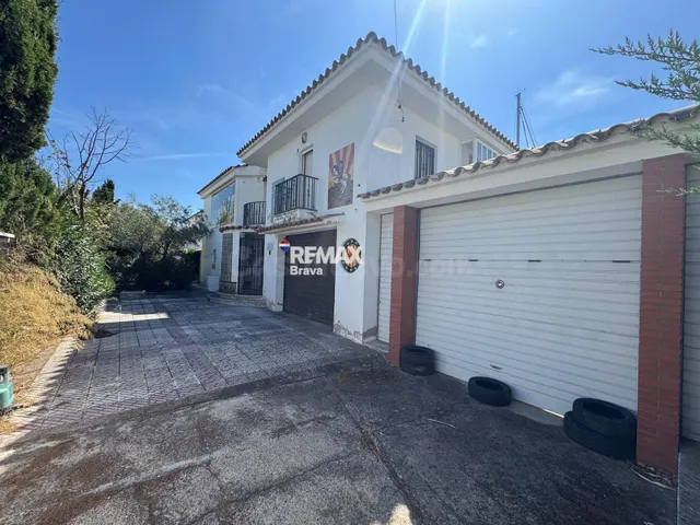 Roses - Santa Margarita | Villa para reformar con 24 metros 