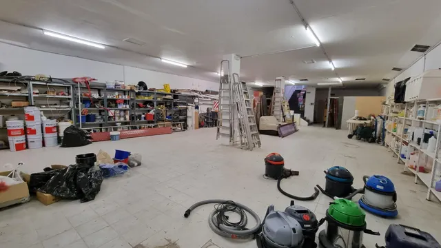 LOCAL COMERCIAL EN VENDA AL CENTRE — 27