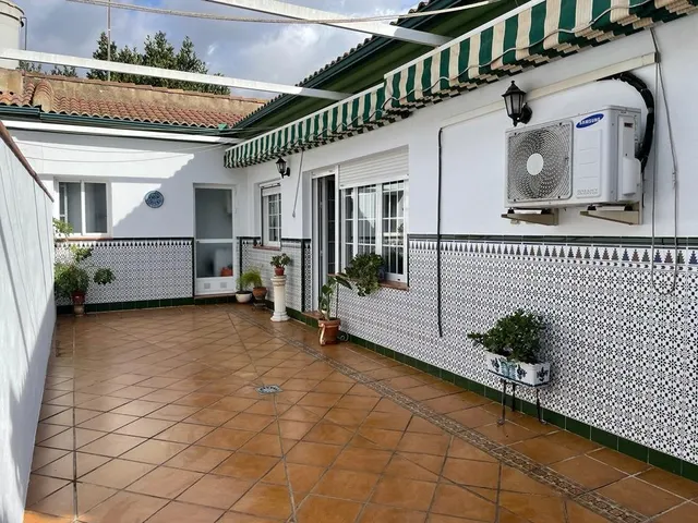 CASA EN UNA PLANTA !! Tres dormitorios, dos baños, patio, cochera. — 6