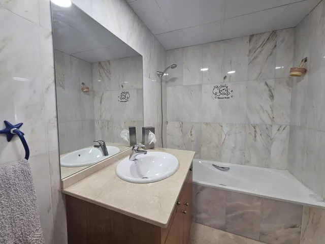 Amplio piso de 3 dormitorios con terraza, garaje, trastero y piscina en Mijas Costa — 21