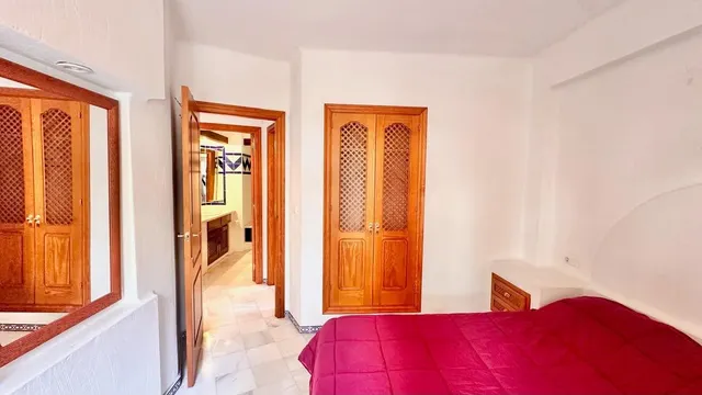 Apartamento con terraza, provincia de Alicante, Torrevieja. 2 habitaciones, 63 m2, 200 metros al mar. — 23