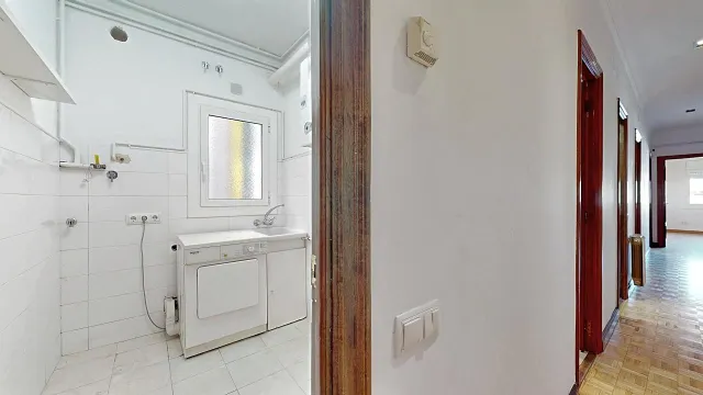 Vivienda en quinta planta con vistas panorámicas, luminosa, con 5 amplias habitaciones. — 28