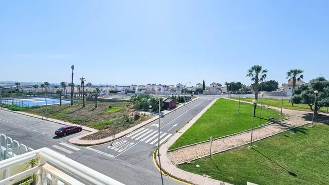 se vende un bungalo de 2 dormitorios en comunidad con piscina en Los Altos de Torrevieja — 22