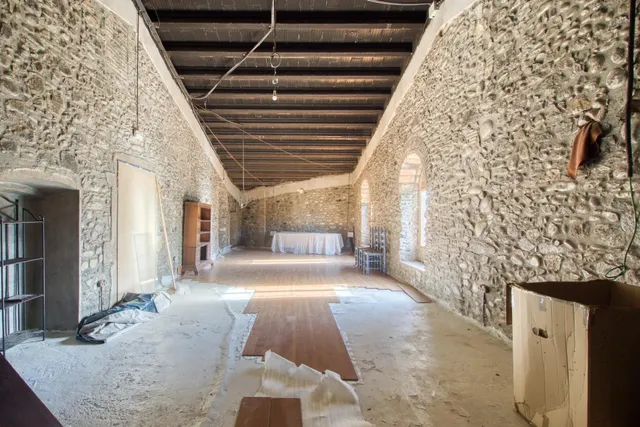 Casa de piedra semirestaurada — 16