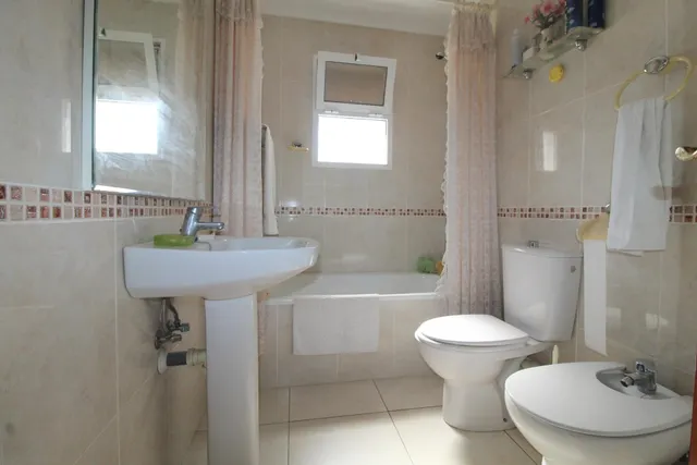 Chalet independiente con piscina privada, jardín y garaje en El Chaparral, Torrevieja — 14