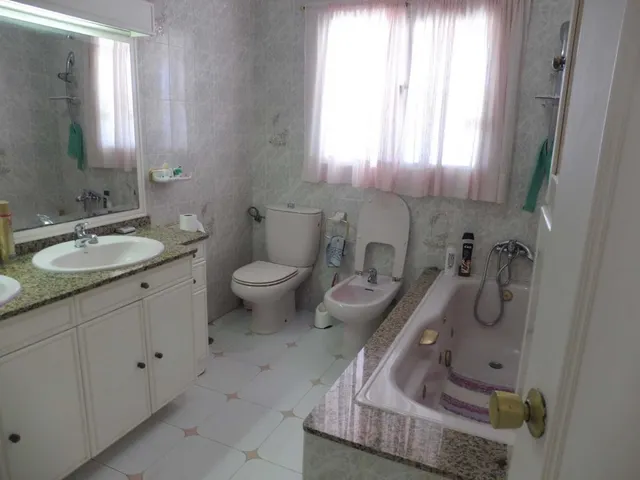 Villa grande con mucho potencial y vistas al mar zona Estupa Budista, Benalmádena — 40