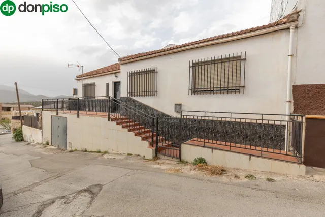 Título: Vivienda amplia con cochera y dos patios en zona cén