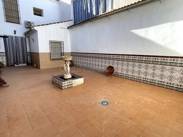 CASA CON GRAN PATIO EN VILLANUEVA DE ALGAIDAS PUEDE SER TUYA