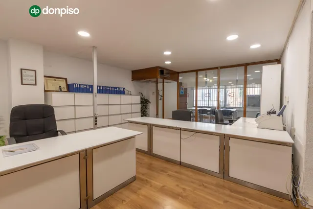 LOCAL COMERCIAL EN CALLE ÁNGEL GANIVET – UBICACIÓN PRIVILEGIADA — 24