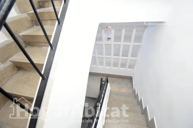 Disfruta de la luz natural y el encanto de vivir a un paso del centro en este acogedor piso con balcón — 31