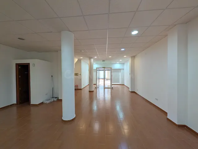 Amplio Local Comercial en el Centro de Ayamonte, Ideal para  - foto 2