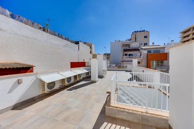 Casa adosada reformada en el centro de Torrevieja – calle la paz — 28
