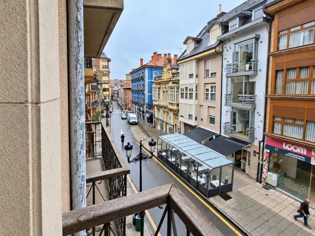 Piso con garaje, balcón y salón en dos alturas en la calle rosal, Oviedo — 17