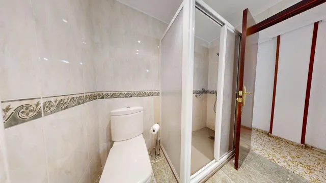 Piso de 72m2 útiles. Distribuido en tres dormitorios, salón, cocina, baño, despensa y amplio balcón — 17
