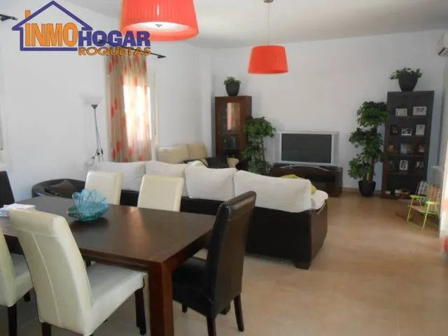 CHALET DE LUJO, 1000 m de parcela, 4 DOR,3 BAÑOS, PIS EXCELENTENTES CALIDADES A 200 m DE LA PLAYA!! — 4