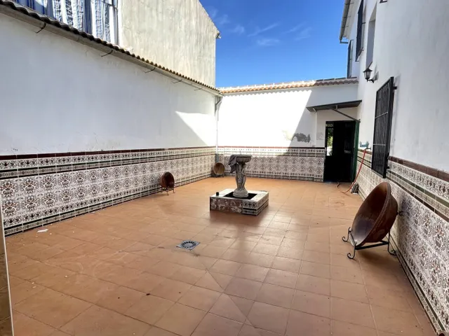 CASA CON GRAN PATIO EN VILLANUEVA DE ALGAIDAS PUEDE SER TUYA - foto 2